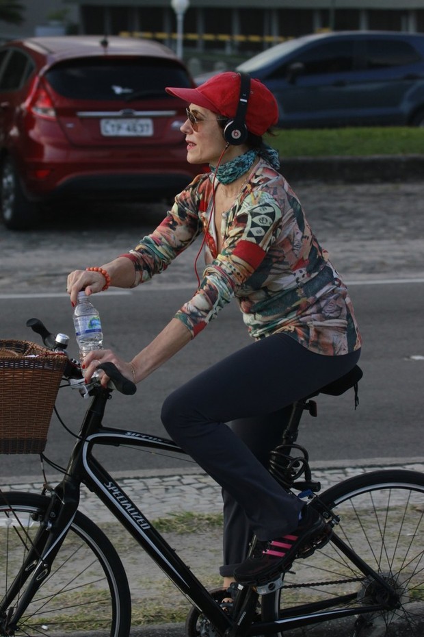 Christiane Torloni pedala na orla da Barra da Tijuca (Foto: Dilson Silva / AgNews)