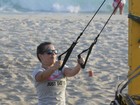 Fernanda Souza malha na praia e resiste a peixe frito