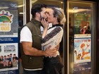 Natallia Rodrigues e o noivo trocam beijos em estreia de espetáculo