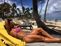 Scheila Carvalho mostra abdômen trincado enquanto curte férias