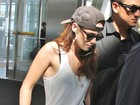 Kristen Stewart usa boné de Robert Pattinson para viajar, diz agência