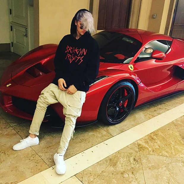 Justin Bieber posa com carrão (Foto: Instagram/ Reprodução)