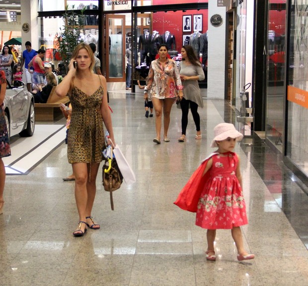 Luiza Valdetaro com a filha em shopping do Rio (Foto: Marcus Pavão / AgNews)