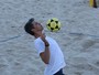 Márcio Garcia, de sunga, joga futevôlei na praia com amigos