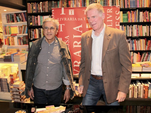 Caetano Veloso e o cenógrafo Hélio Eichbauer em lançamento de livro no Rio (Foto: Alex Palarea/ Ag. News)