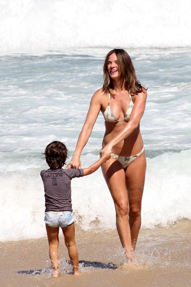 Letícia Birkheuer na praia com o filho (Foto: JC Pereira / AgNews)