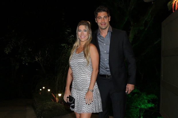 Victor Pecoraro e a mulher no casamento de Renata Dominguez (Foto: Thyago Andrade / Foto Rio News)