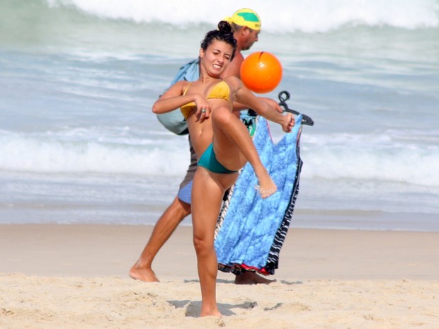 Júlia Oristanio na praia de Ipanema, RJ (Foto: JC Pereira/Foto Rio News)