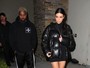 Kim Kardashian deixa pernas à mostra em ida ao cinema com Kanye West