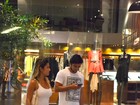 Bruno Gissoni passeia com loira em shopping do Rio