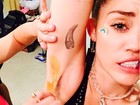 Eca! Miley Cyrus depila a axila com cera e exibe resultado em rede social