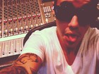 Justin Bieber mostra a língua em estúdio