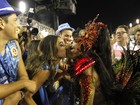 Sabrina Sato e Viviane Araújo se beijam na boca na Sapucaí