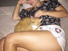 Laura Keller posta foto 'à vontade', com gatinho de estimação