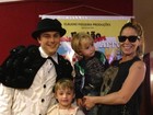 Danielle Winits leva os filhos ao teatro no Rio