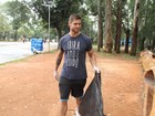 Ex-BBB Jonas cata lixo no Parque  Ibirapuera, em São Paulo