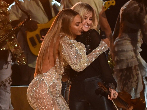 Beyoncé se apresenta com o trio Dixie Chicks em prêmio de música country em Nashville, no Tennessee, nos Estados Unidos (Foto: Rick Diamond/ Getty Images/ AFP)