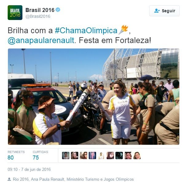 Ana Paula Renault com a Tocha Olímpica (Foto: Twitter / Reprodução)