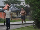 Sem camisa, Daniel Rocha corre na orla do Rio