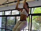 Gracyanne Barbosa mostra abdômen trincado ao fazer flexões na barra