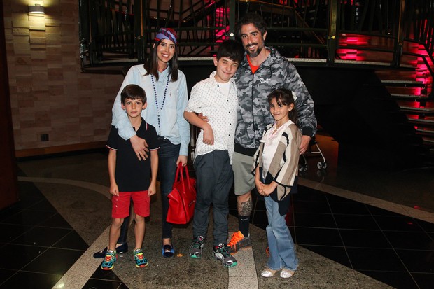 Suzana Gullo, Marcos Mion e os filhos e o sobrinho (Foto: Manuela Scarpa/Brazil News)