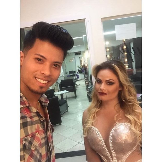 Natalia Casassola ao lado de seu maquiador (Foto: Reprodução/Instagram)
