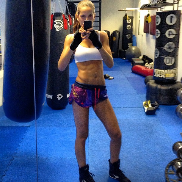 Izabel Goulart posta foto com roupa de ginástica (Foto: Instagram / Reprodução)