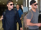 Com chinelo, Ricky Martin desembarca em SP com o namorado