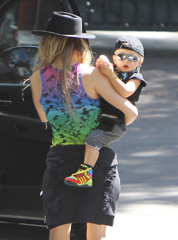 X17 - Fergie com o filho, Axl, em Los Angeles, nos Estados Unidos (Foto: X17online/ Agência)
