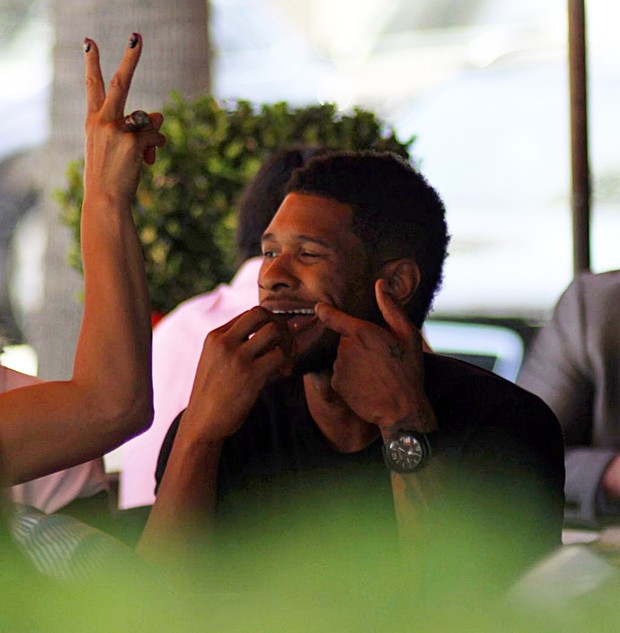 Usher é pego no flagra tirando restos de comida dos dentes (Foto: AKM-GSI / AKM-GSI)
