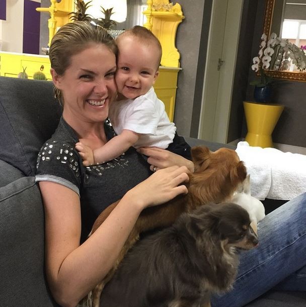 Ana Hickmann com o filho e seus cachorros (Foto: Instagram/Reprodução)