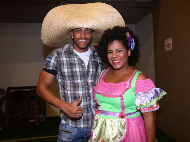 Grávida, ex-BBB Janaina do Mar com o marido em festa junina em São Paulo (Foto: Leo Franco/ Ag. News)