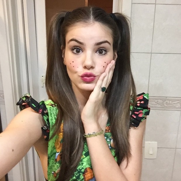 Camila Queiroz faz biquinho para foto (Foto: Instagram/ Reprodução)
