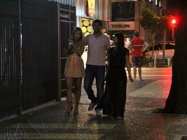 Fred com a namorada na Zona Sul do Rio (Foto: Rodrigo dos Anjos/ Ag. News)