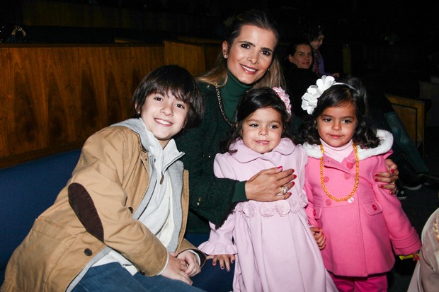 Flavia Fonseca com as filhas Isabella e Helena e o sobrinho Pedro (Foto: Manuela Scarpa /Foto Rio News)