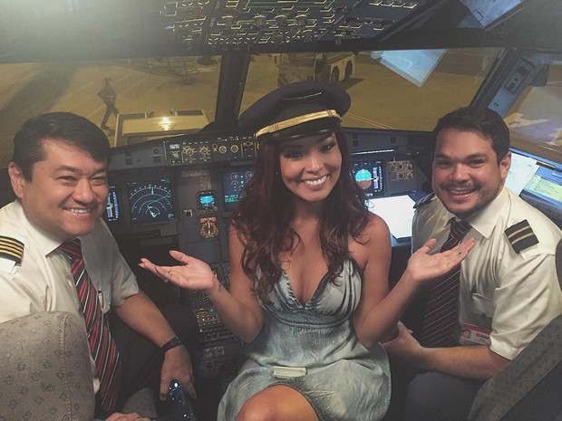 Carol Nakamura posa com pilotos de avião (Foto: Instagram)