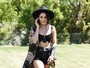 Vanessa Hudgens escolhe top e shortinho para curtir o Coachella