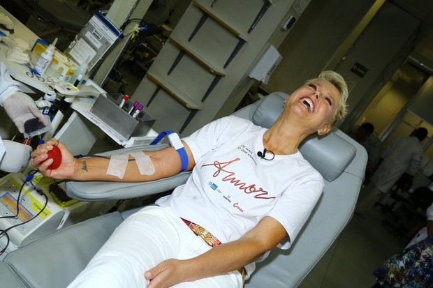  Xuxa doa sangue no Hemorio (Foto: Marcello Sa Barreto  / AgNews)