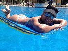Depois de internação, Taty Princesa relaxa em piscina de hotel 