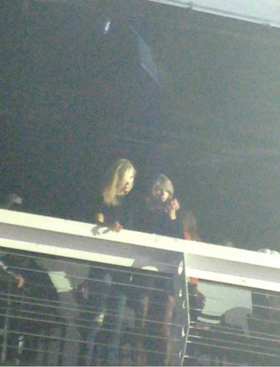 Taylor Swift e Martha Hunt (Foto: Reprodução/ Twitter)