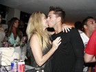 Danielle Winits troca beijos com o namorado em festa no Rio