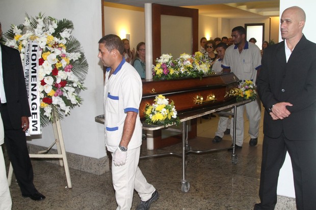 Corpo de Yoná Magalhães segue para cremação (Foto: Anderson Borde/AgNews)