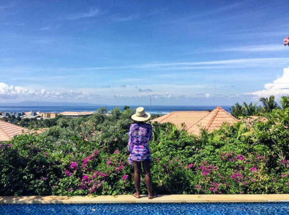 Lupita apreciando o visual da piscina do hotel em que está hospedada em Bali (Foto: Reprodução / Instagram)