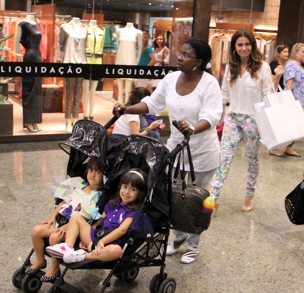 Giovanna Antonelli com as filhas gêmeas Sofia e Antônia em shopping no Rio (Foto: Marcus Pavão/ Ag. News)