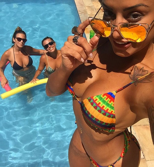 Aline Riscado com as amigas (Foto: Reprodução/Instagram)
