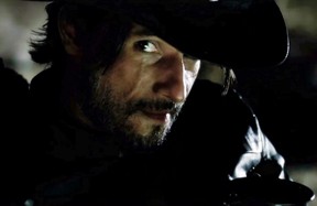 Rodrigo Santoro como um pistoleiro na série WestWorld (Foto: Reprodução)