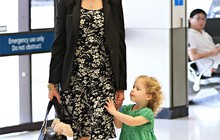 Look do dia: Nicole Kidman usa vestido estampado para viajar com a família