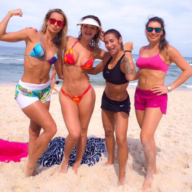 Laura Keller com amigas (Foto: Instagram / Reprodução)