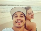 Douglas Sampaio posa com Rayanne Morais em praia