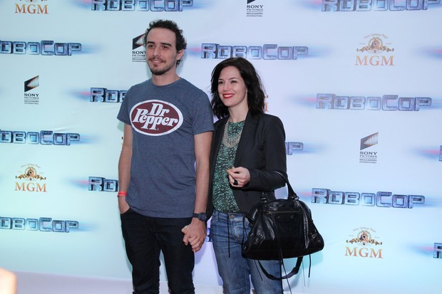 Natália Lage e o namorado na pré-estreia de RoboCop (Foto: Alex Palarea / AgNews)